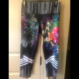 ONZIE FLOW YOGA CROP LEGGINGS TROPICAL PRINT WITH STRIPES POCKET AT WAIST S/M